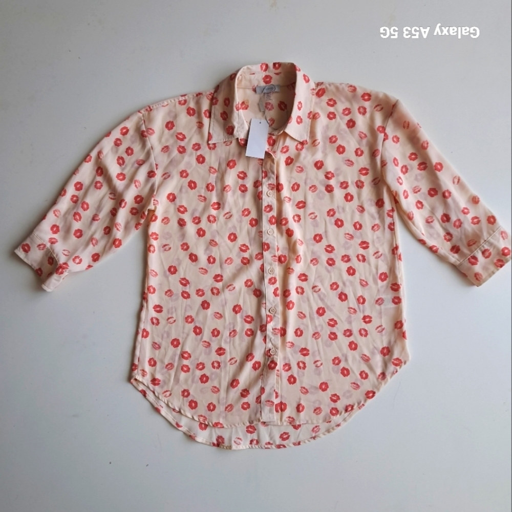 Cupio‎ Womens Red Lip Print Button Down Blouse Cream Medium NWT BK1Y805